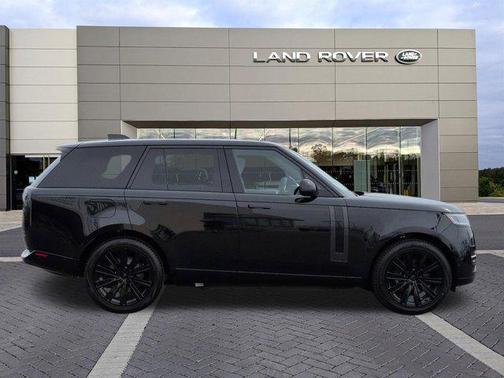 Santorini Black Metallic 2026 Land Rover Range Rover P550e SE