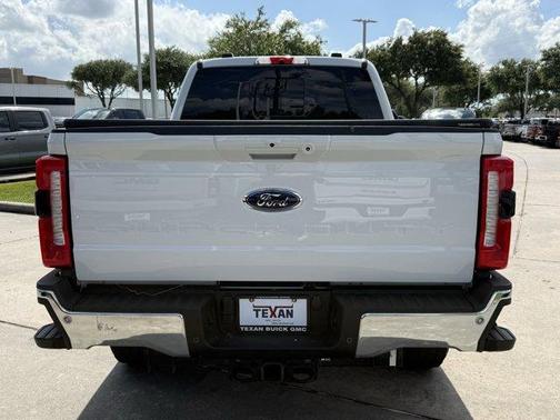 Oxford White 2024 Ford F-250 Lariat