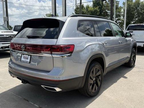 Silver Bird Metallic 2024 Volkswagen Atlas 2.0T SE w/Technology