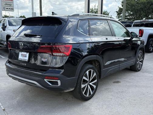 Deep Black Pearl Effect 2024 Volkswagen Taos 1.5T SE