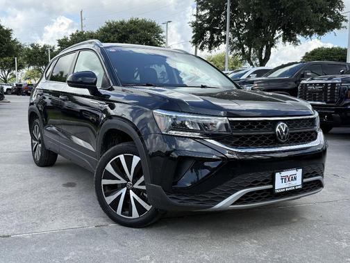 Deep Black Pearl Effect 2024 Volkswagen Taos 1.5T SE