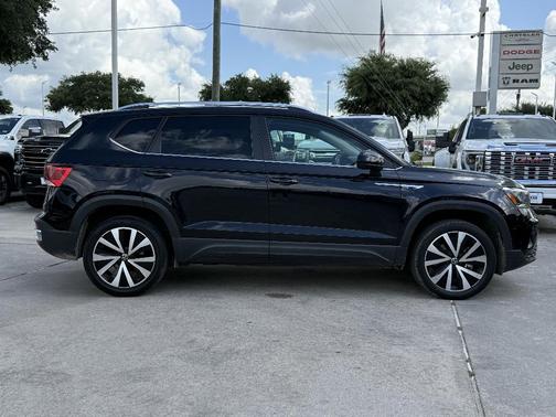 Deep Black Pearl Effect 2024 Volkswagen Taos 1.5T SE