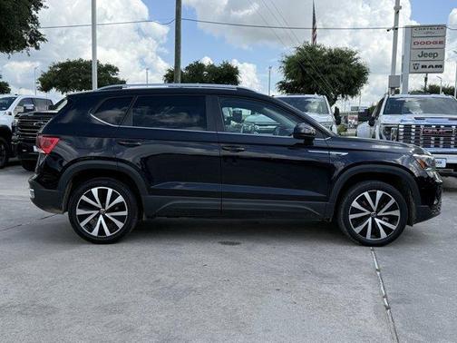 Deep Black Pearl Effect 2024 Volkswagen Taos 1.5T SE