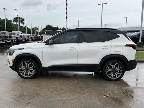 Clear White / Black Roof 2021 Kia Seltos S
