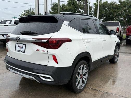 Clear White / Black Roof 2021 Kia Seltos S