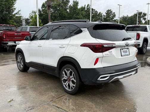 Clear White / Black Roof 2021 Kia Seltos S