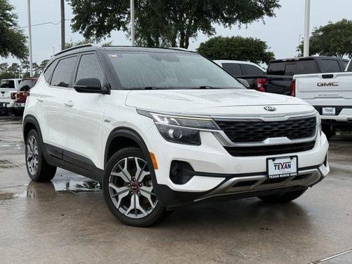 Clear White / Black Roof 2021 Kia Seltos S