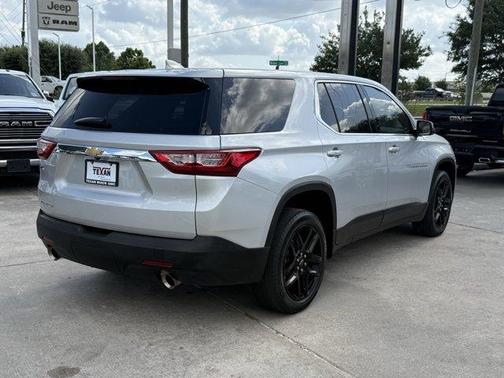 Silver Ice Metallic 2021 Chevrolet Traverse LS
