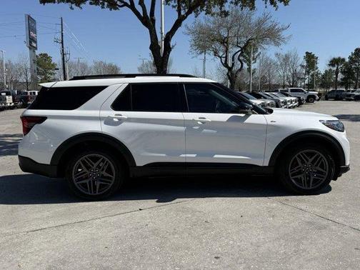 White Metallic 2025 Ford Explorer ST-Line