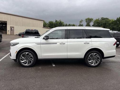 White Metallic 2025 Lincoln Navigator Reserve