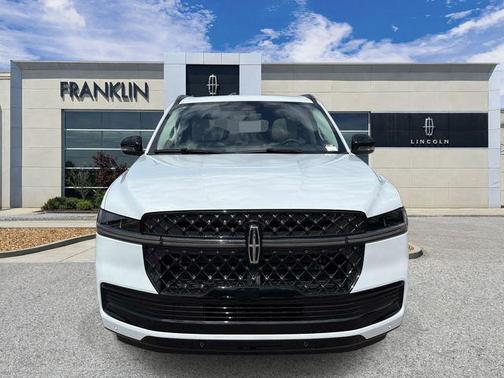 Crystal White Metallic Clearcoat 2026 Lincoln Navigator Reserve