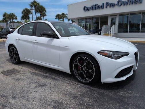 Alfa White 2022 Alfa Romeo Giulia Veloce