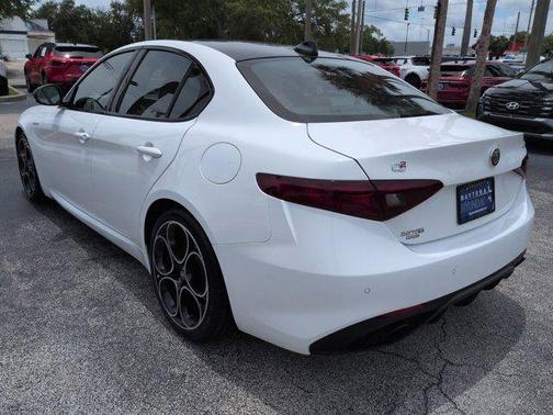 Alfa White 2022 Alfa Romeo Giulia Veloce