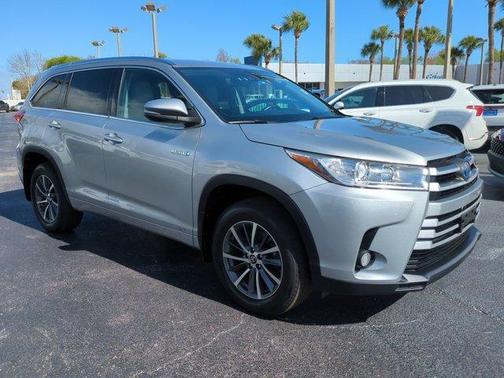 Celestial Silver Metallic 2017 Toyota Highlander Hybrid XLE