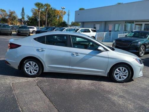 2019 Hyundai ELANTRA SE