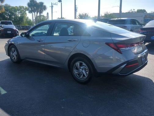 2025 Hyundai ELANTRA SE