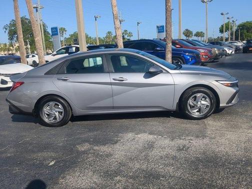 2025 Hyundai ELANTRA SE
