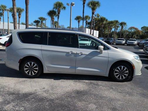 Luxury White Pearlcoat 2021 Chrysler Pacifica Touring-L