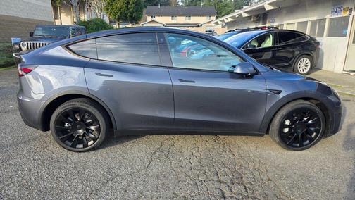 2022 Tesla Model Y Long Range Dual Motor All-Wheel Drive