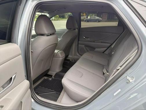 2022 Hyundai ELANTRA SE