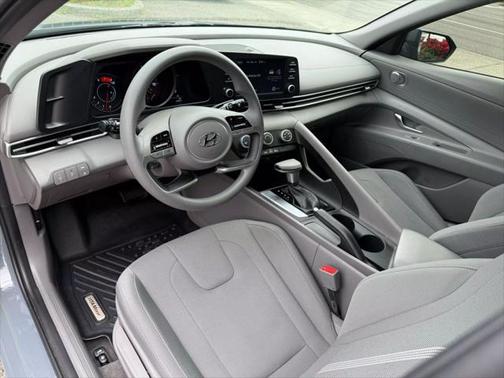2022 Hyundai ELANTRA SE