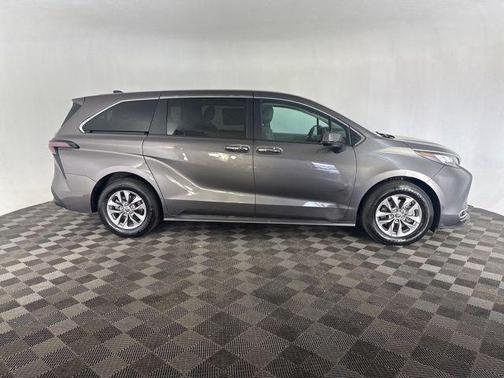 2023 Toyota Sienna XLE 8 Passenger