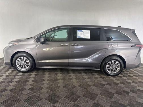 2023 Toyota Sienna XLE 8 Passenger