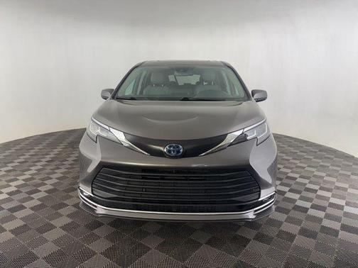 2023 Toyota Sienna XLE 8 Passenger