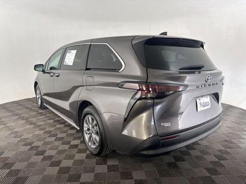 2023 Toyota Sienna XLE 8 Passenger