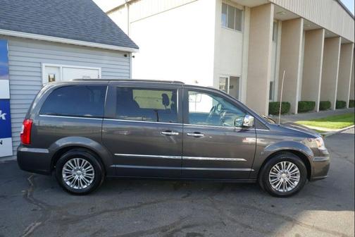 2016 Chrysler Town & Country Touring-L