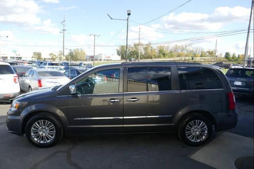 2016 Chrysler Town & Country Touring-L
