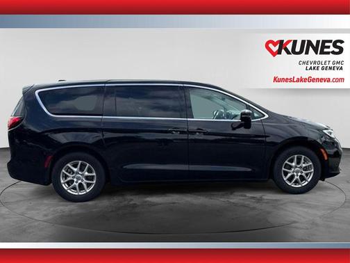 Diamond Black Crystal Pearlcoat 2024 Chrysler Pacifica Touring L