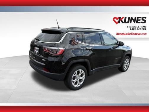 Diamond Black Crystal Pearlcoat 2024 Jeep Compass Latitude