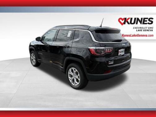 Diamond Black Crystal Pearlcoat 2024 Jeep Compass Latitude