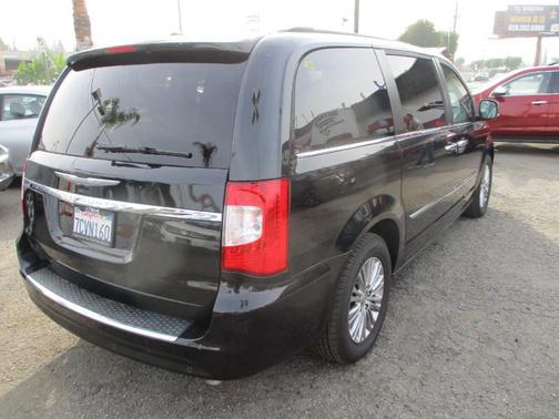 Brilliant Black Crystal Pearlcoat 2014 Chrysler Town & Country Touring-L
