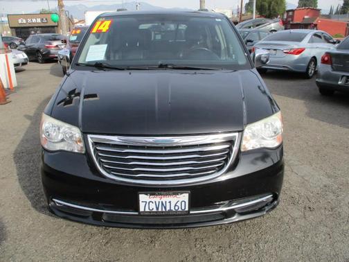 Brilliant Black Crystal Pearlcoat 2014 Chrysler Town & Country Touring-L