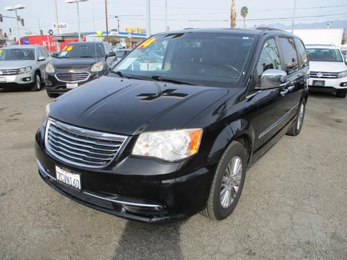 Brilliant Black Crystal Pearlcoat 2014 Chrysler Town & Country Touring-L