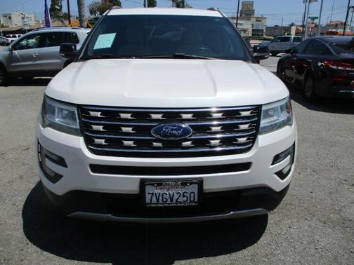 White 2017 Ford Explorer XLT