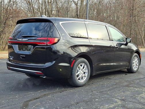 Diamond Black 2026 Chrysler Pacifica Select