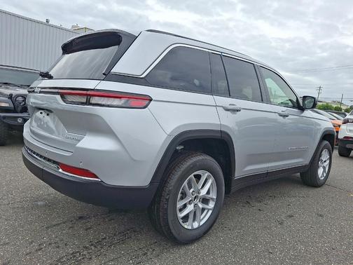 Silver Zynith 2026 Jeep Grand Cherokee Laredo X