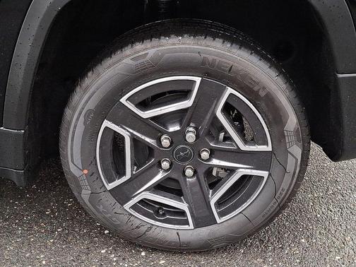 Diamond Black 2026 Jeep Cherokee LAREDO/LIMITED