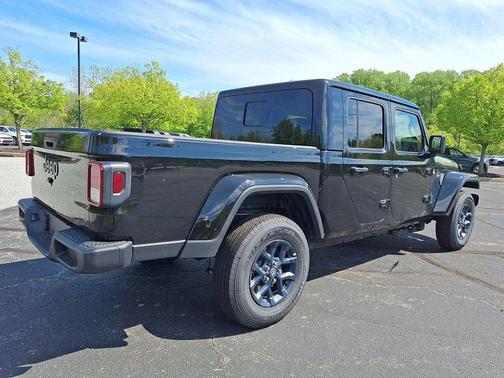 Black Clearcoat 2026 Jeep Gladiator 85th Anniversary Edition