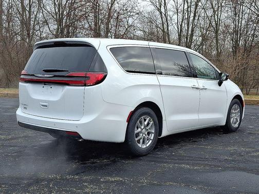 Bright White Clearcoat 2026 Chrysler Pacifica Select