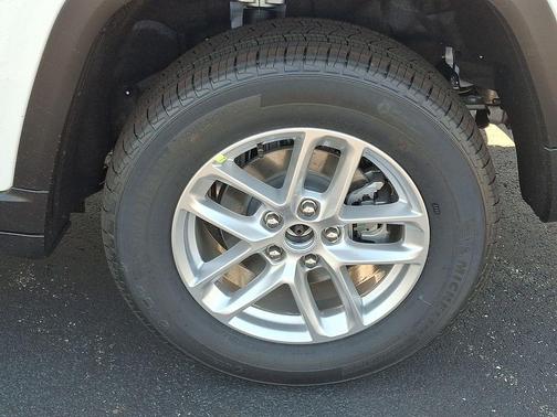 Bright White Clearcoat 2026 Jeep Grand Cherokee Laredo X
