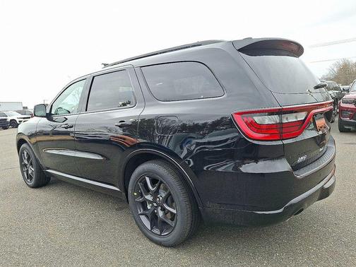 DB Black Crystal Clearcoat 2026 Dodge Durango GT Plus HEMI V8