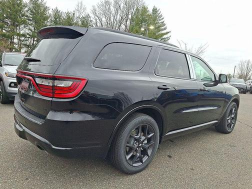 DB Black Crystal Clearcoat 2026 Dodge Durango GT Plus HEMI V8