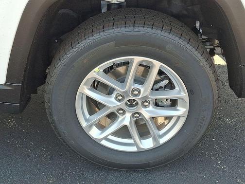 Bright White Clearcoat 2026 Jeep Grand Cherokee Laredo X