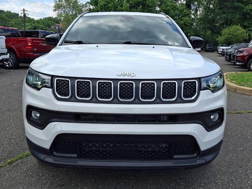 Bright White Clearcoat 2023 Jeep Compass Latitude