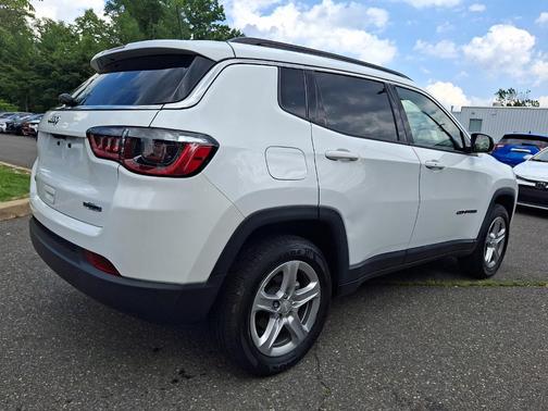 Bright White Clearcoat 2023 Jeep Compass Latitude