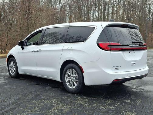 Bright White Clearcoat 2026 Chrysler Pacifica Select